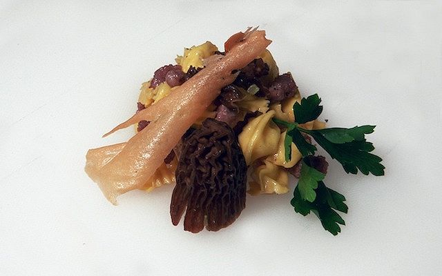 Plin di salsiccia di Bra con spugnole e croccante di parmigiano
