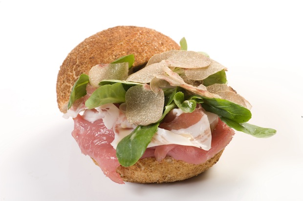 Il panino dello chef Enrico Crippa con tratufo, pancetta, aringhe e pane alle nocciole
