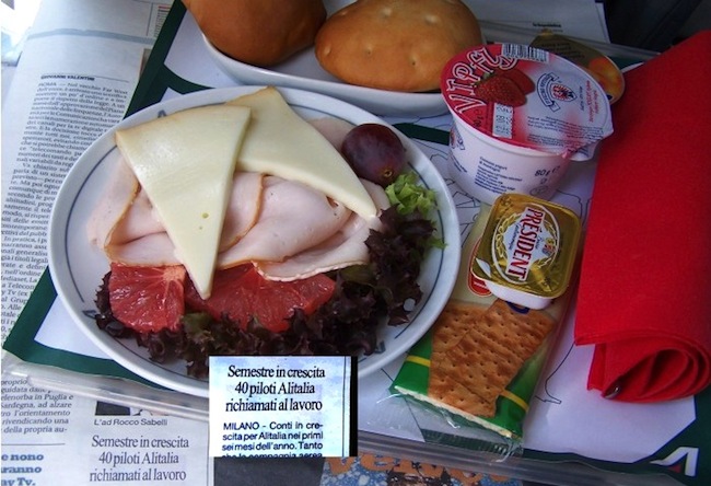 Il pasto di Altialia in classe business sulla tratta Atene-Napoli