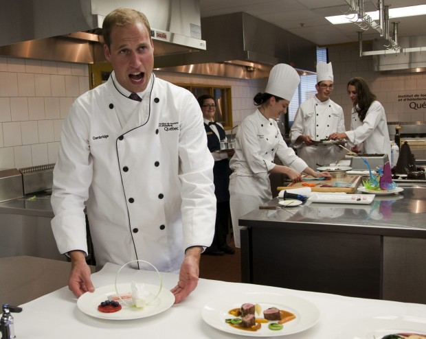 Il principe William in una scuola di cucina in Canada