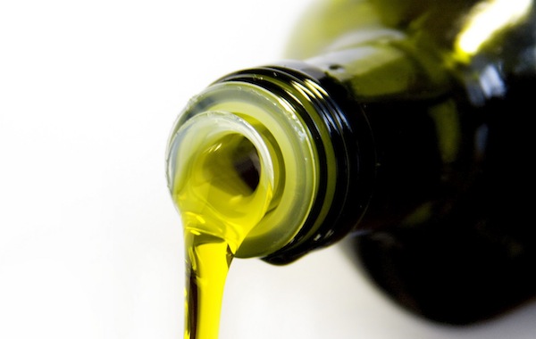 Nei ristoranti solo bottiglie d’olio con tappo anti-manomissione, una legge UE vieta l’oliera