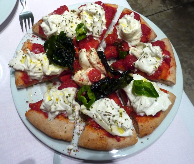 Pizza datterini e burrata