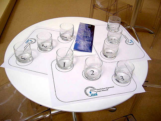 Il tavolo di lavoro dell'idrosommelier