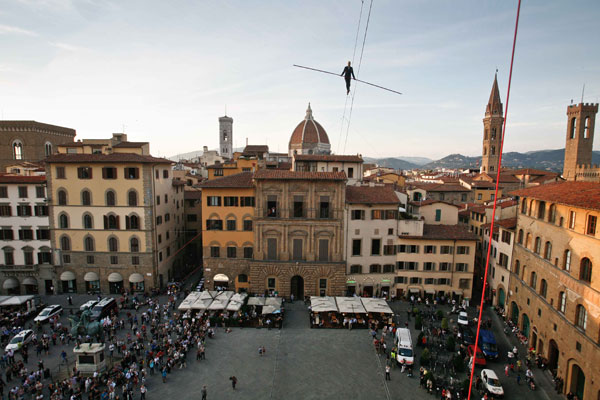 Un funambolo cammina a 40 metri d'altezza nel centro di Firenze