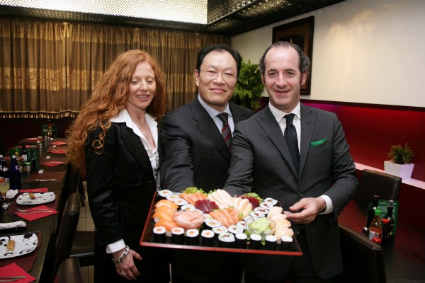 Luca Zaia con un vassoio di sushi