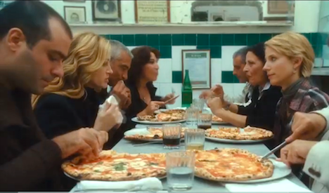 Julia Roberts in una scena del film Eat, Pray, Love, ambientata nella pizzeria Da Michele di Napoli