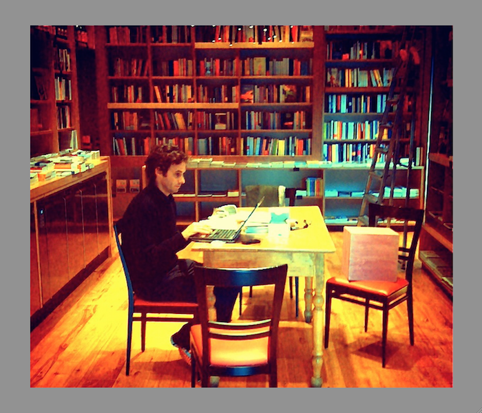 La libreria con il tavolo provvisorio