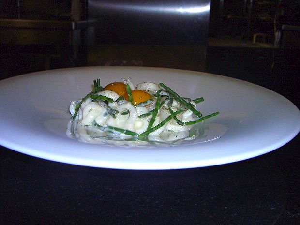 Carbonara di calamari e asparagi di mare