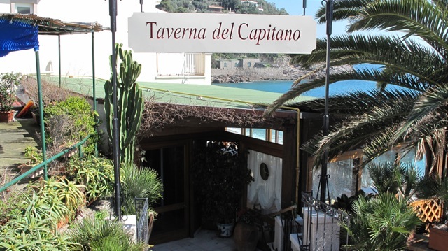 L'ingresso del risotrante Taverna del Capitano