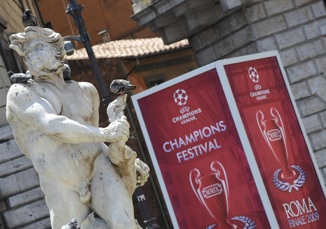 Un cartellone in Piazza Navona a Roma annuncia la finale di Champions League