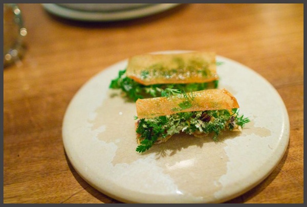 Toast alle erbe con uova di merluzzo affumicato antipasto, noma, ristorante