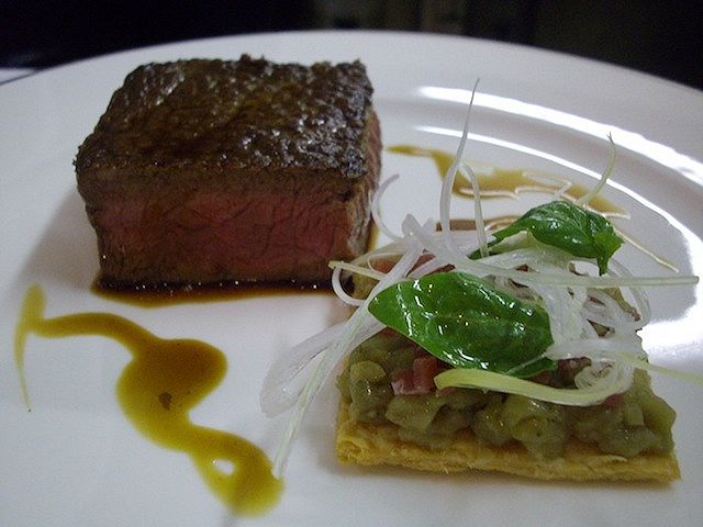 Controfiletto di Fassona cotto rosso con sfoglia di melanzana, prosciutto crudo, cipollotto e basilico