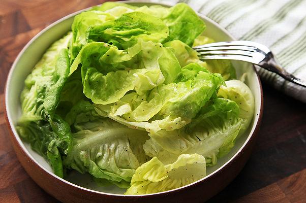 Il condimento perfetto per l’insalata si chiama “dressing”