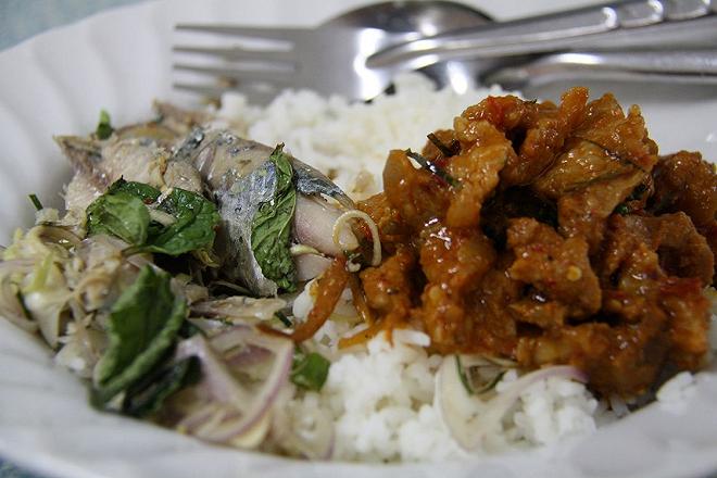 pesce, riso, maiale in agrodolce, colazione, tailandia