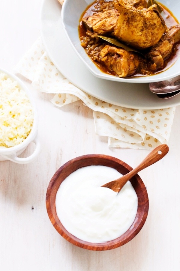 Pollo al curry, yogurt