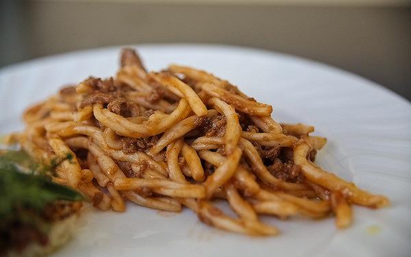 Strozzapreti con ragù di Mora Romagnola