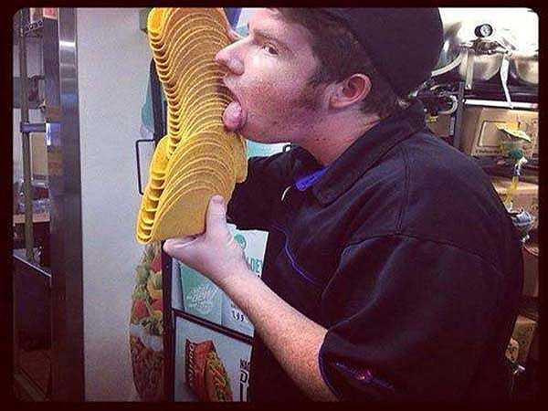 Leccava furiosamente i tacos in una foto su Facebook: Taco Bell lo licenzia