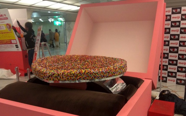 La più grande scultura fatta con caramelle di cioccolato
