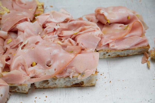 Bonci-focaccia-crema-ceci-mortadella
