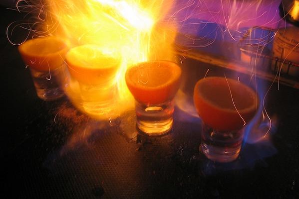 Chupito flambé: il cocktail che brucia anche chi lo beve