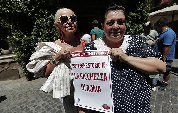 Botteghe storiche: a Roma rischia di chiudere il Caffè della Pace