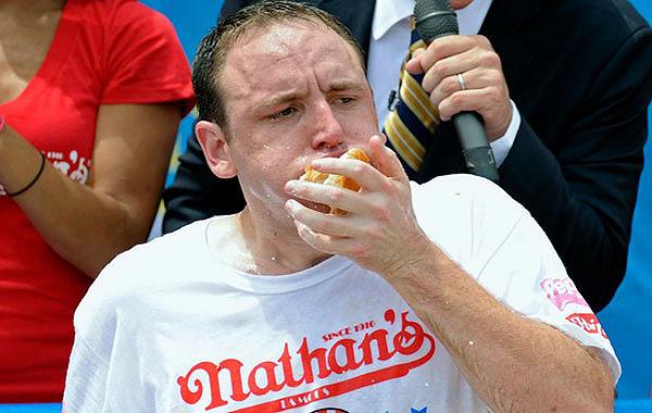 Joey Chestnut: può un un uomo mangiare 69 hot dog in 10 minuti?