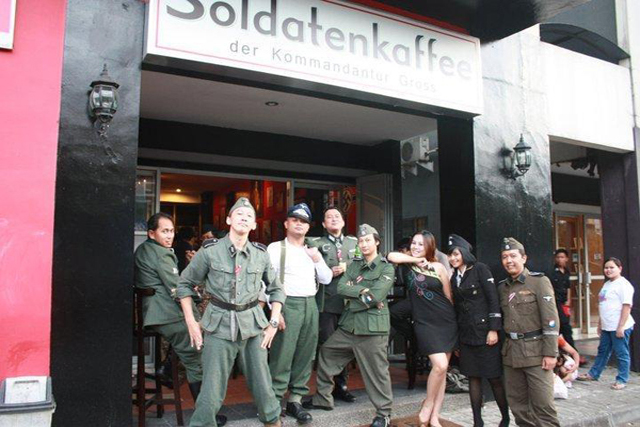 Cose che non pensavamo di vedere: Soldatenkaffee, bar a tema Terzo Reich in Indonesia