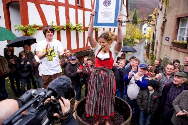 Il succo d'uva pigiato in 1 minuto, record record, succo d'uva, pigiatura