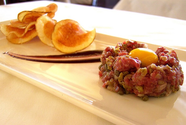 Tartare con uovo crudo