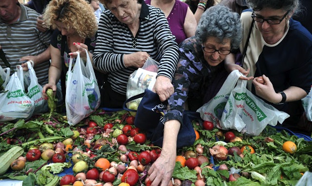 Quell’offesa alla Grecia: venduto nei supermercati il cibo scaduto