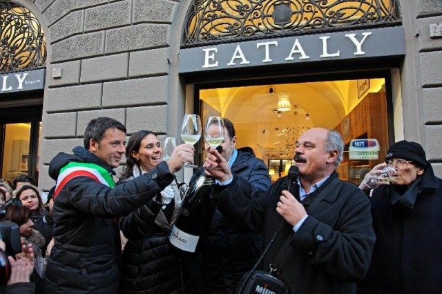 Matteo Renzi brinda con Oscar Farinetti all'apertura di Eataly Firenze