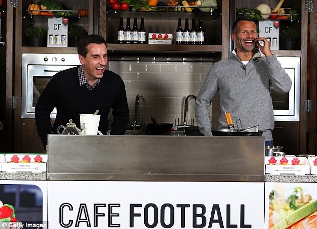 Gary Neville e Ryan Giggs all'apertura del Cafe Football