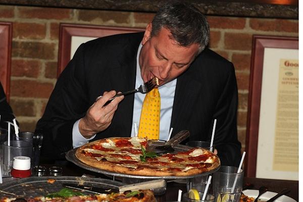 Gli italiani non mangiano la pizza con le mani, il sindaco di New York si difende dallo scandalo della forchetta