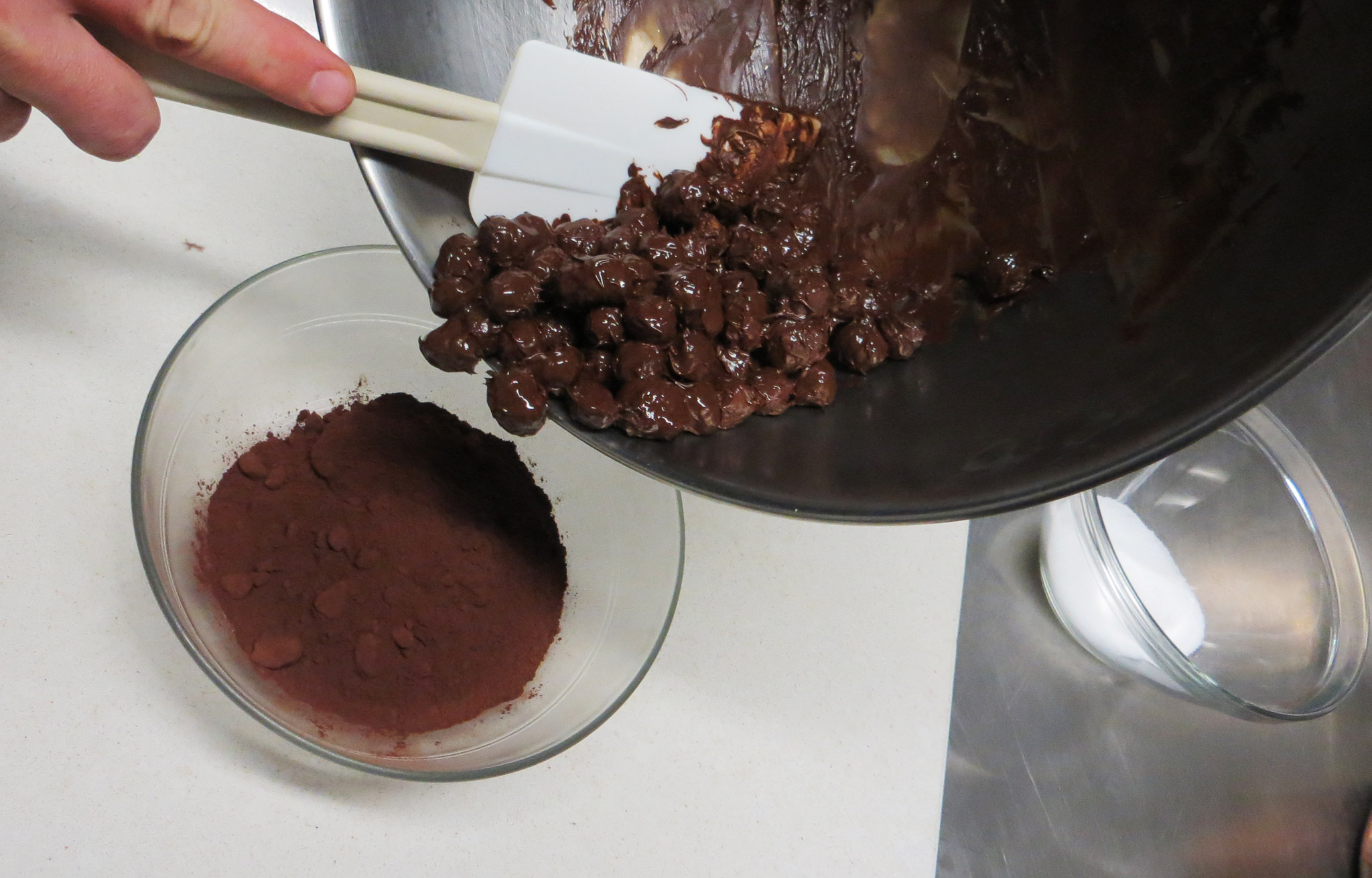 versare nocciole nel cacao praline
