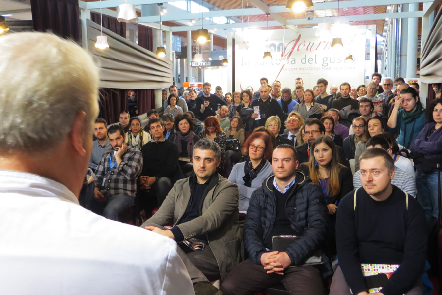 folla che ascolta massari
