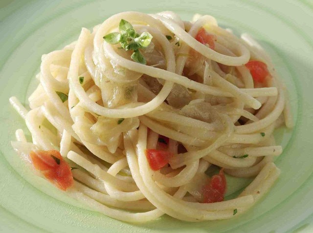 spaghetti, cipollotto, peperoncino