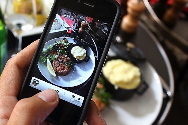 Sbagliamo quando fotografiamo i nostri piatti al ristorante? Le risposte degli chef