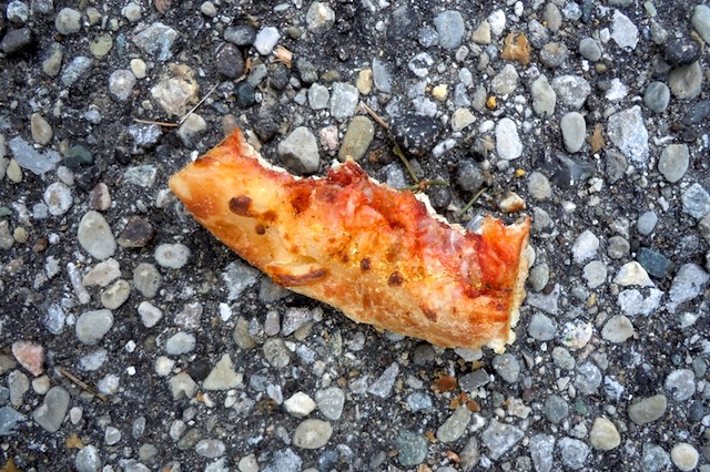 Questo pezzo di pizza caduto in terra si può mangiare entro 5 secondi?