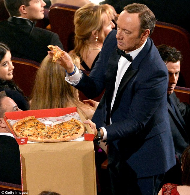 Kevin Spacey mangia la pizza
