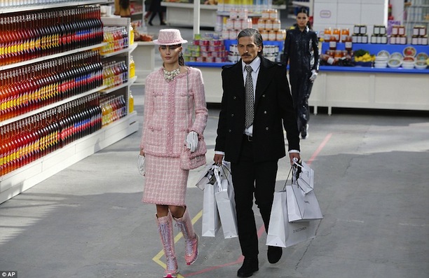 Sfilata Chanel al supermercato