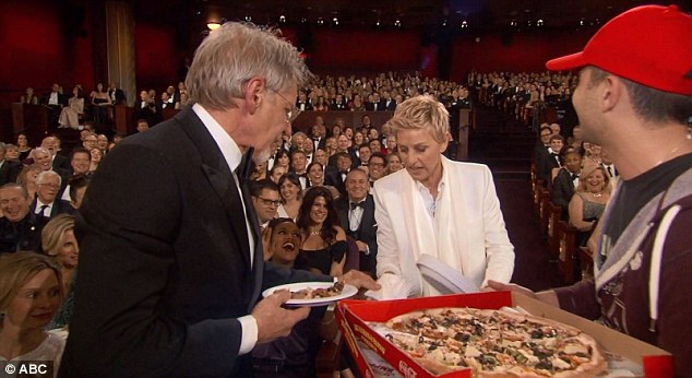 Steven Spielberg mangia la pizza