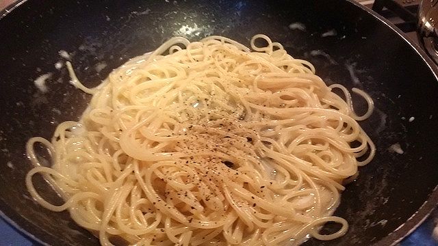 cacio e pepe, aggiungere abbondante pepe
