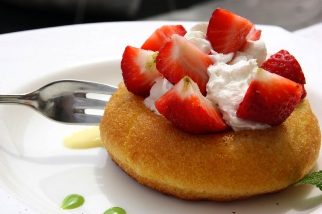 Babà con fragole e panna