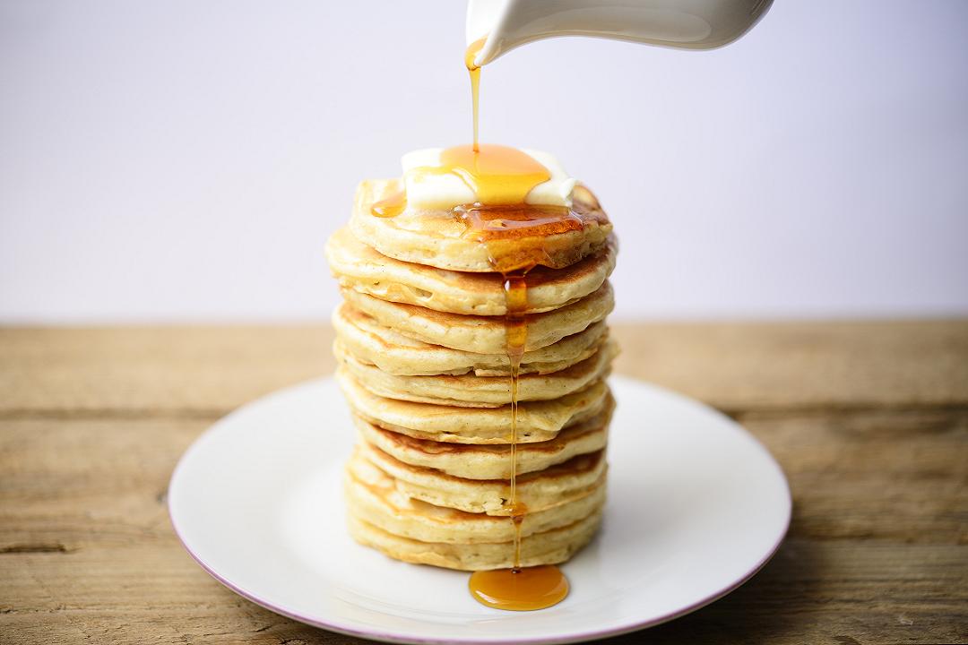 Piastra per waffle con sopra la parola pancake.