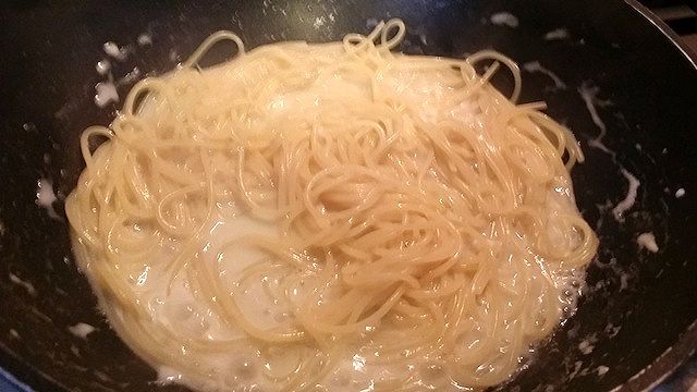 spaghetti e abbondante pecorino romano