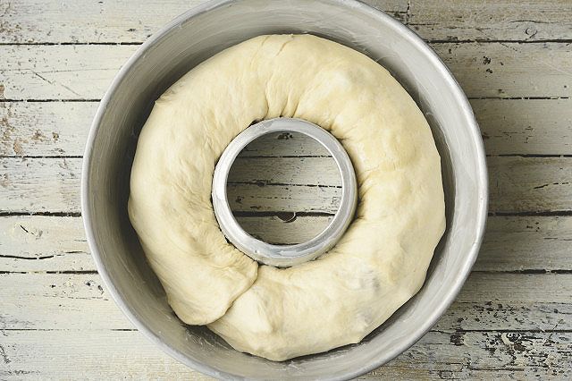 Casatiello napoletano - impasto nello stampo
