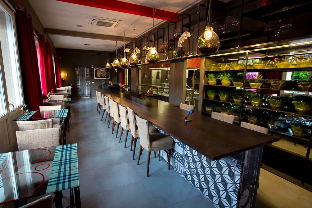 E'vviva - La sala ristorante con il lungo tavolo in cucina
