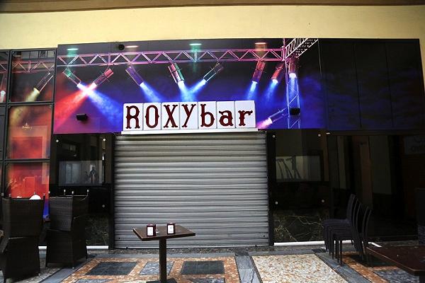 E non ci troveremo più come le star: la crisi ha chiuso il Roxy Bar
