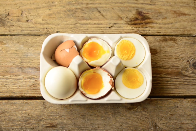 Video: 2 modi di sgusciare le uova sode per il pranzo di Pasqua