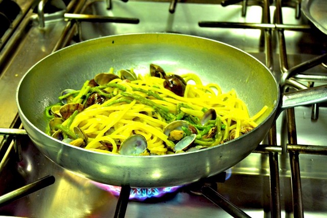 Spaghetti alle vongole - cottura della pasta